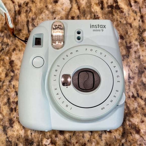 A blue polaroid camera Mini 9 barely ever used and no stains - Picture 2 of 10